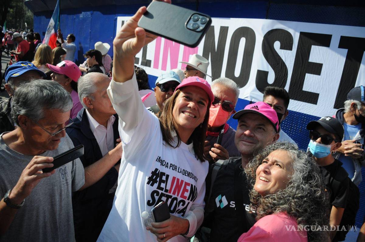 $!Margarita Zavala participa durante la marcha del Ángel de la Independencia rumbo al Monumento a la Revolución en defensa del INE.