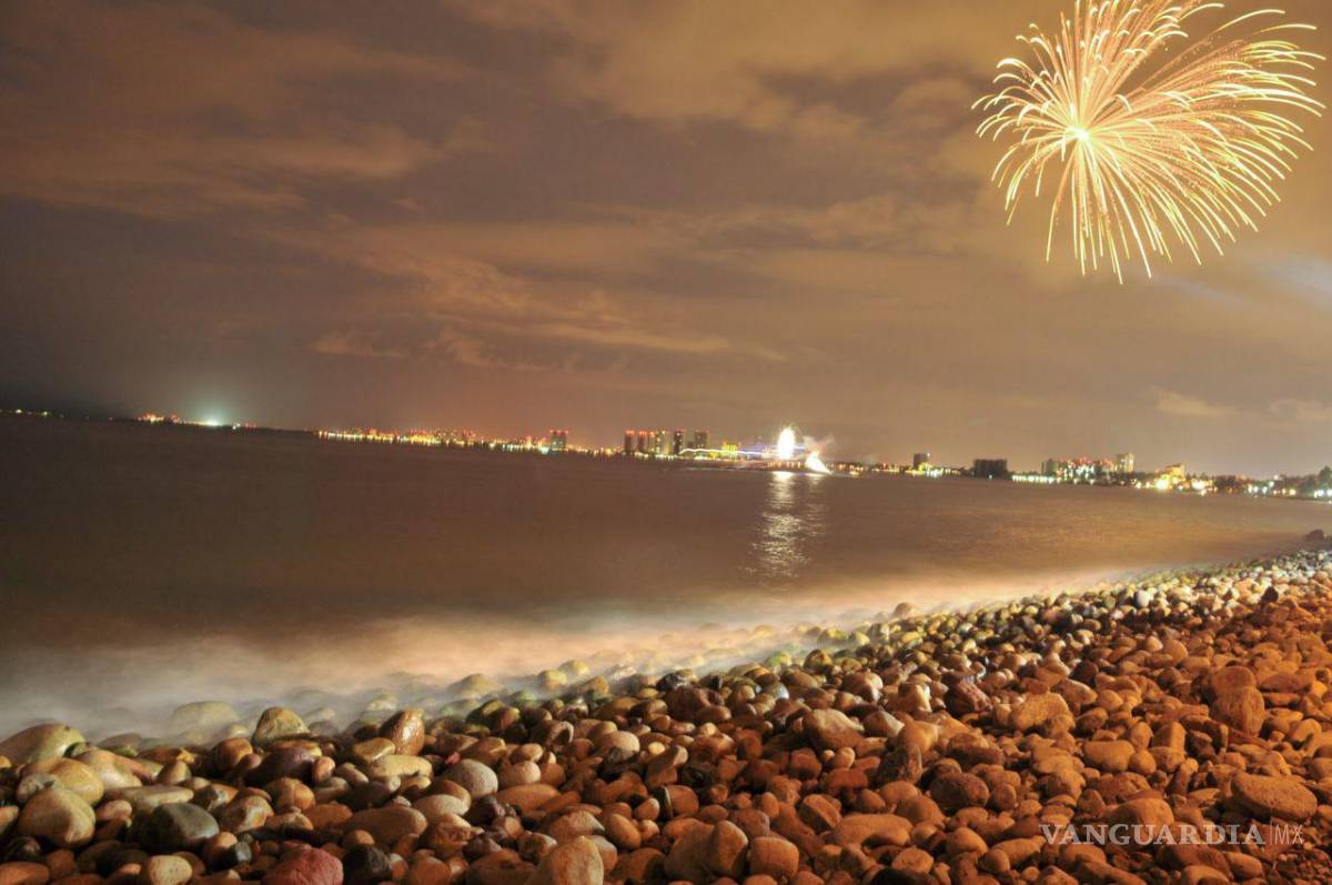 $!Vista nocturna de la costa de Puerto Vallarta.