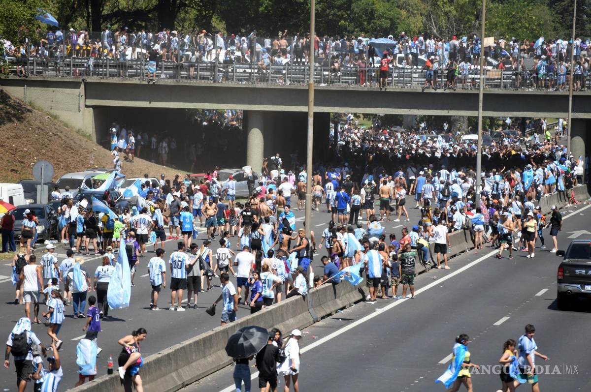 $!Aficionados de la selección argentina recorren las calles para festejar el título en Qatar 2022 e intentar ver el recorrido de los jugadores en Buenos Aires.