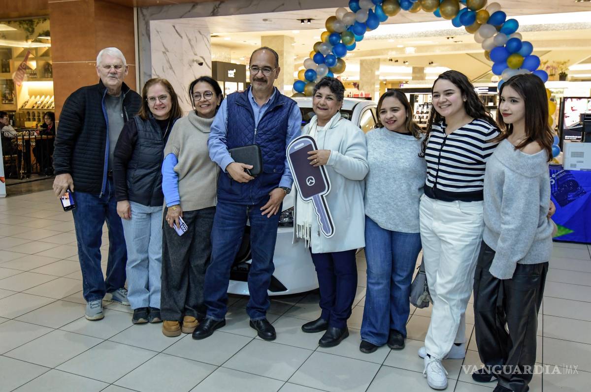 $!Jorge Cornejo, ganador del auto Mazda, junto con su familia. FOTO: OMAR SAUCEDO