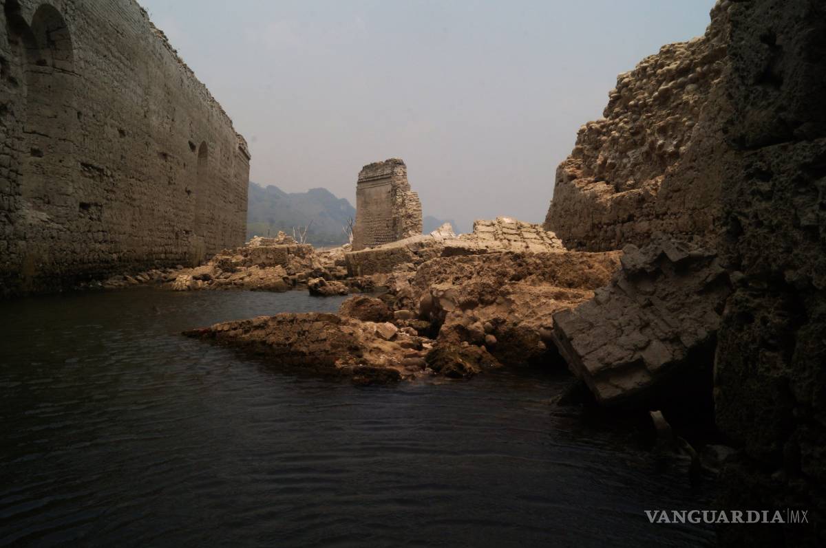 $!Apicpac, un antiguo convento colonial emerge de las aguas debido a la sequía en Chiapas