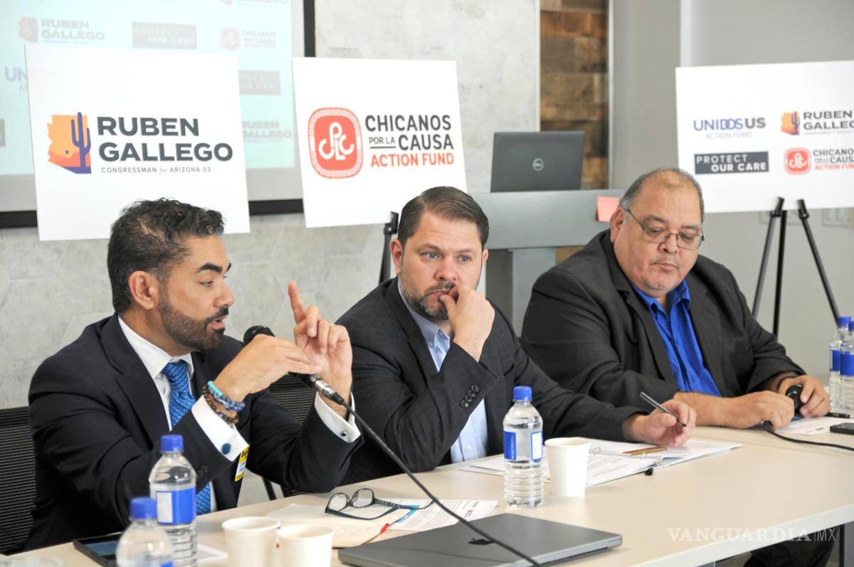 $!El congresista Rubén Gallego (c) busca ser el primer senador latino por Arizona.