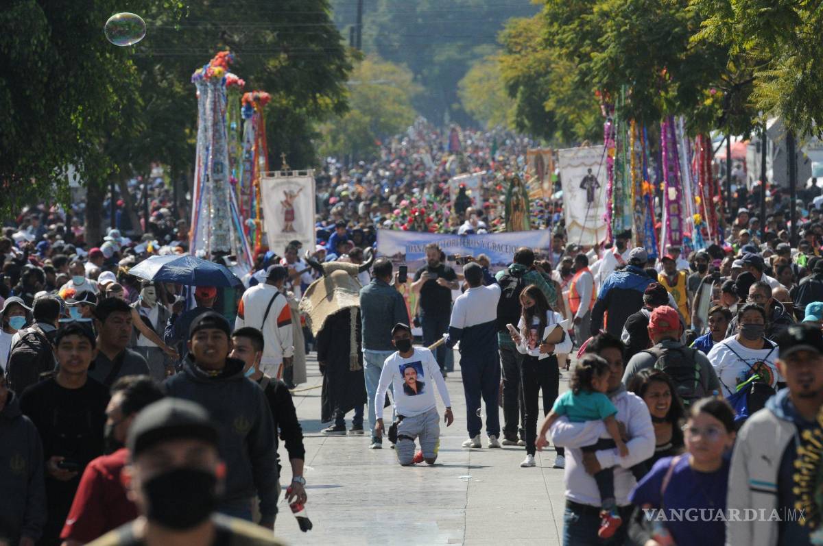 $!Previo a la conmemoración del aniversario 491 de la aparición de la Virgen de Guadalupe, cientos de peregrinos continúan arribando a la Basílica.