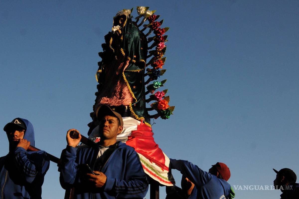 $!Previo a la conmemoración del aniversario 491 de la aparición de la Virgen de Guadalupe, cientos de peregrinos continúan arribando a la Basílica.