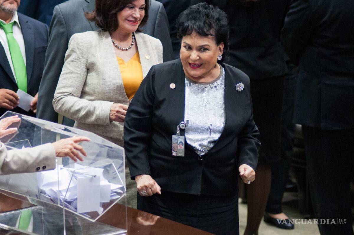 $!29 de agosto de 2015. Carmen Salinas, nueva diputada del PRI, durante la sesión constitutiva de la LXIII Legislatura para el primer año de ejercicio. Cuartoscuro/Diego Simón Sánchez