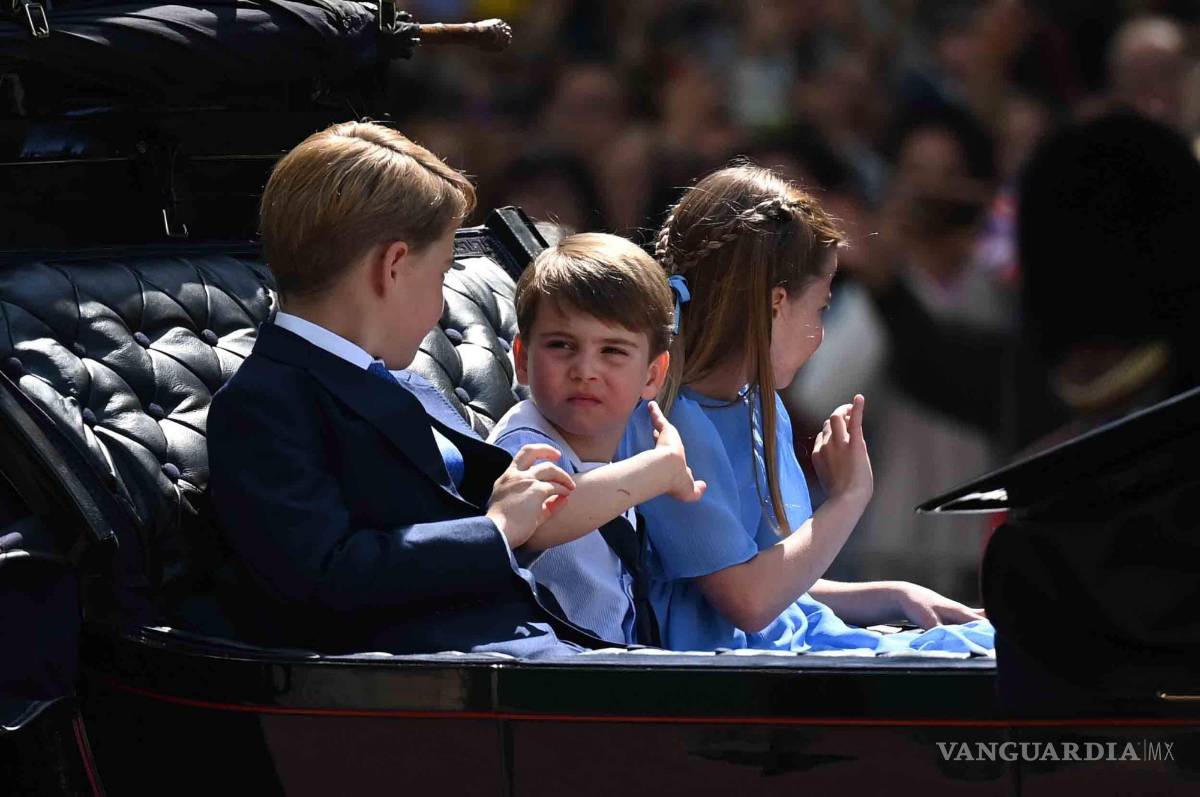 $!(De izquierda a derecha) El príncipe George, el príncipe Louis y la princesa Charlotte de Gran Bretaña montan un carruaje en The Mall.