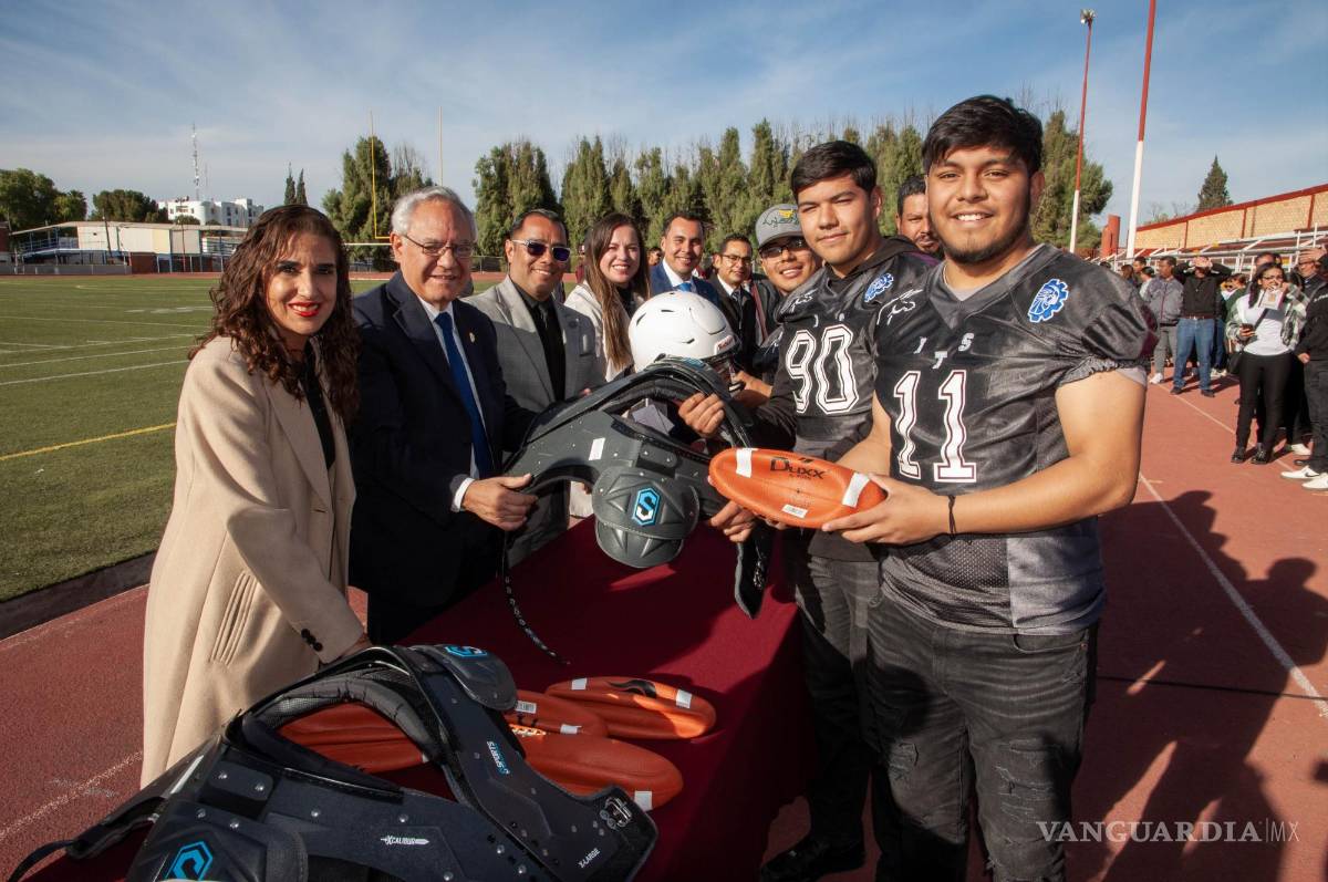 $!En representación del equipo estuvo presente el capitán, David Rivas, estudiante de noveno semestre de Ingeniería Industrial.