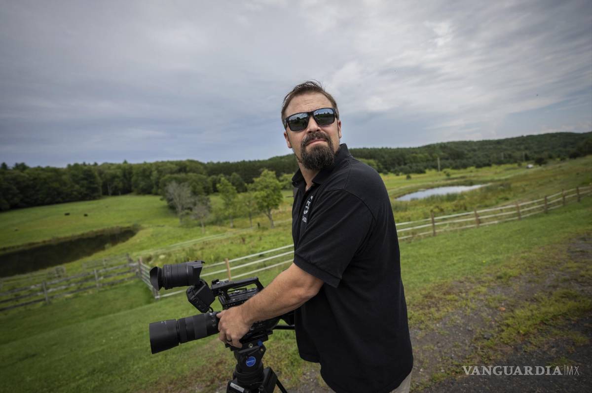 $!Korey Rowe carga una cámara de video cerca de su casa en Oneonta, Nueva York, el jueves 12 de agosto de 2021. AP/Robert Bumsted