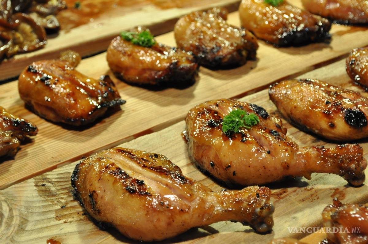 $!El jengibre, el ajo y el cilantro forman la base de una marinada aromática para este sencillo plato de pollo al horno.