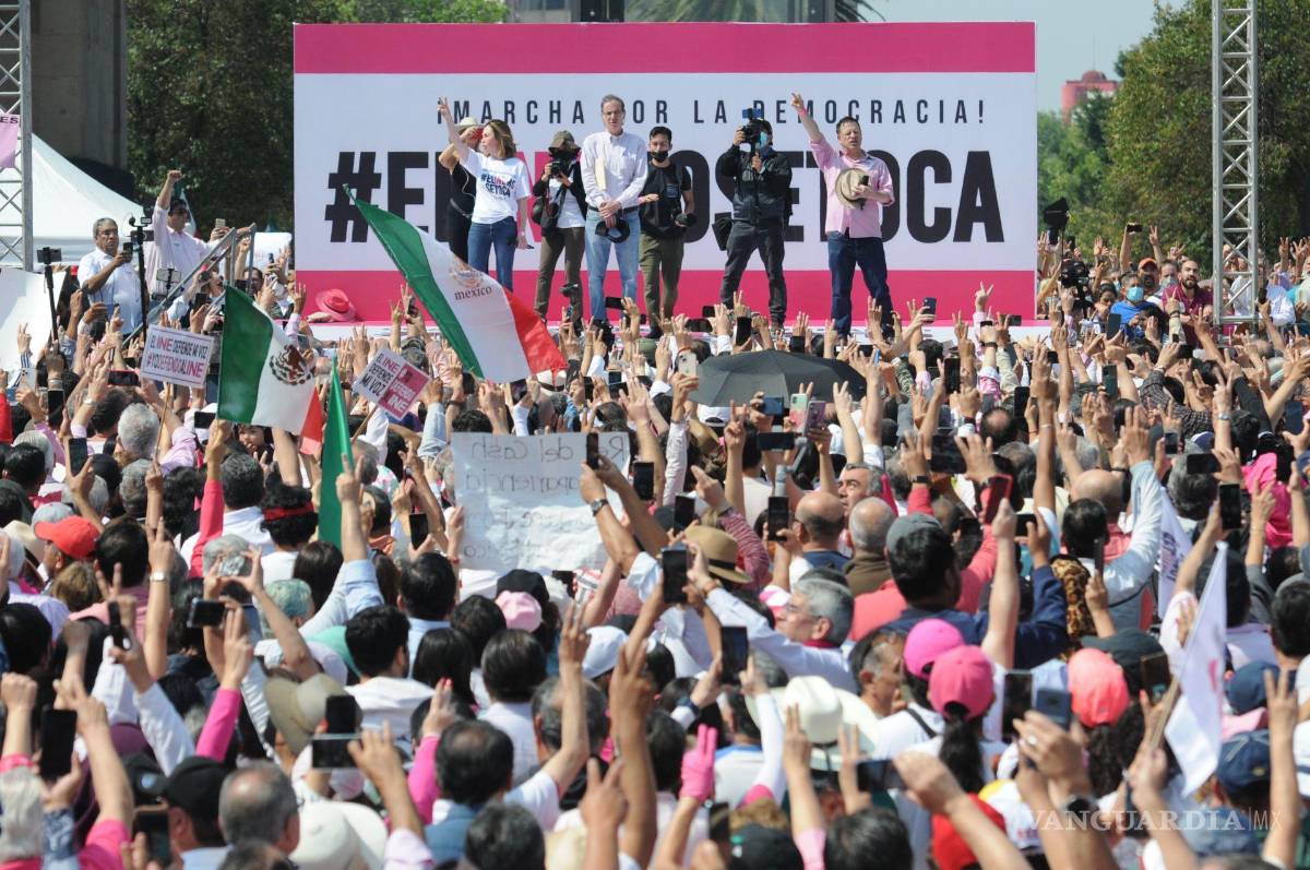 $!Miles de personas marcharon del Ángel de la Independencia rumbo al Monumento a la Revolución para manifestarse en contra de la Reforma Electoral.