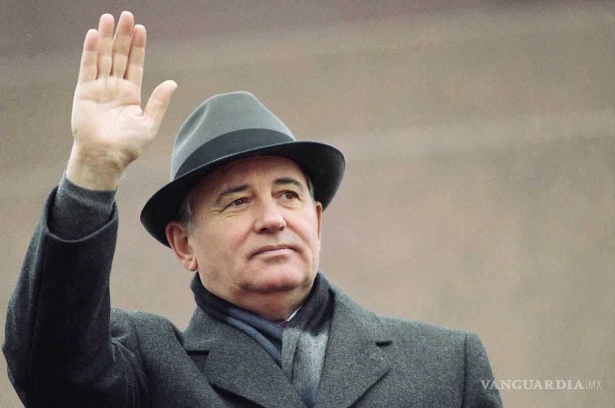 $!El presidente soviético Mikhail Gorbachev saluda en la Plaza Roja durante una celebración del Día de la Revolución, en Moscú el martes 7 de noviembre de 1989.