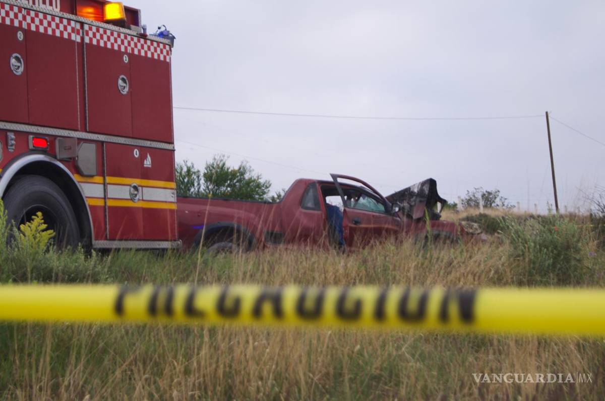 $!Familiares de la víctima arribaron minutos después al lugar del accidente, donde entre gritos y lágrimas no daban crédito a lo ocurrido sobre la carretera federal 54.
