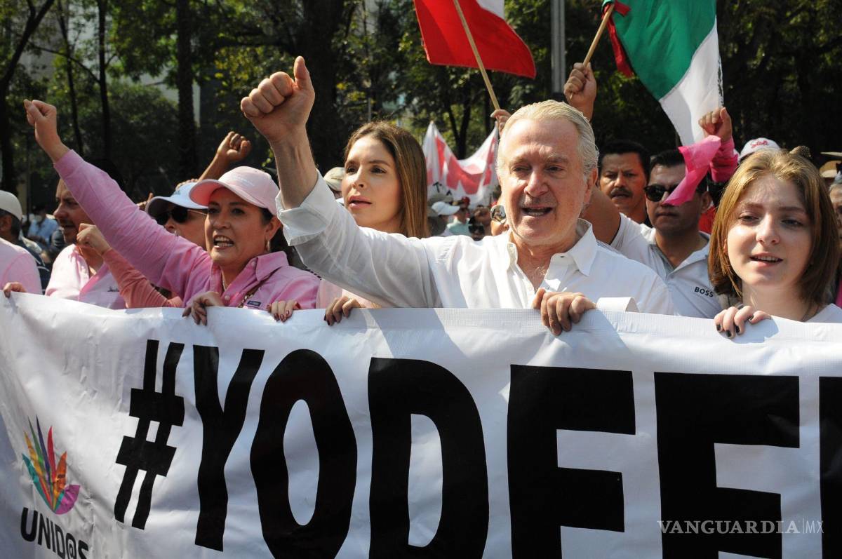 $!Santiago Creel participa en la marcha del Ángel de la Independencia rumbo al Monumento a la Revolución para manifestarse en contra de la Reforma Electoral.