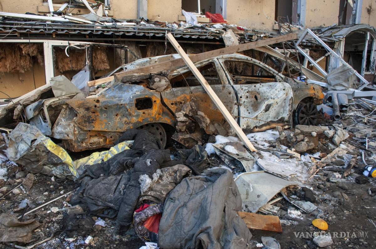 $!Un coche destruido por un ataque en una calle de Járkiv, Ucrania.