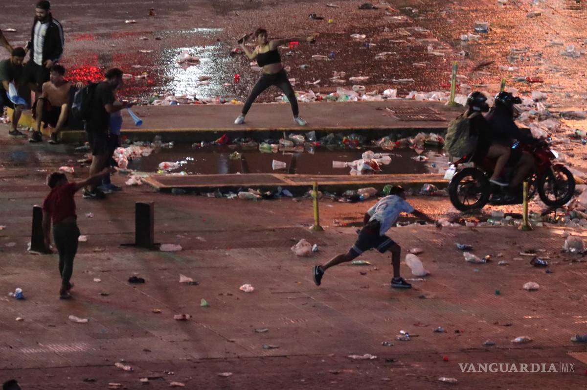 $!Manifestantes se enfrentan a la Policía Argentina durante los disturbios tras las celebraciones por el triunfo de la selección en Qatar 2022 en Buenos Aires.