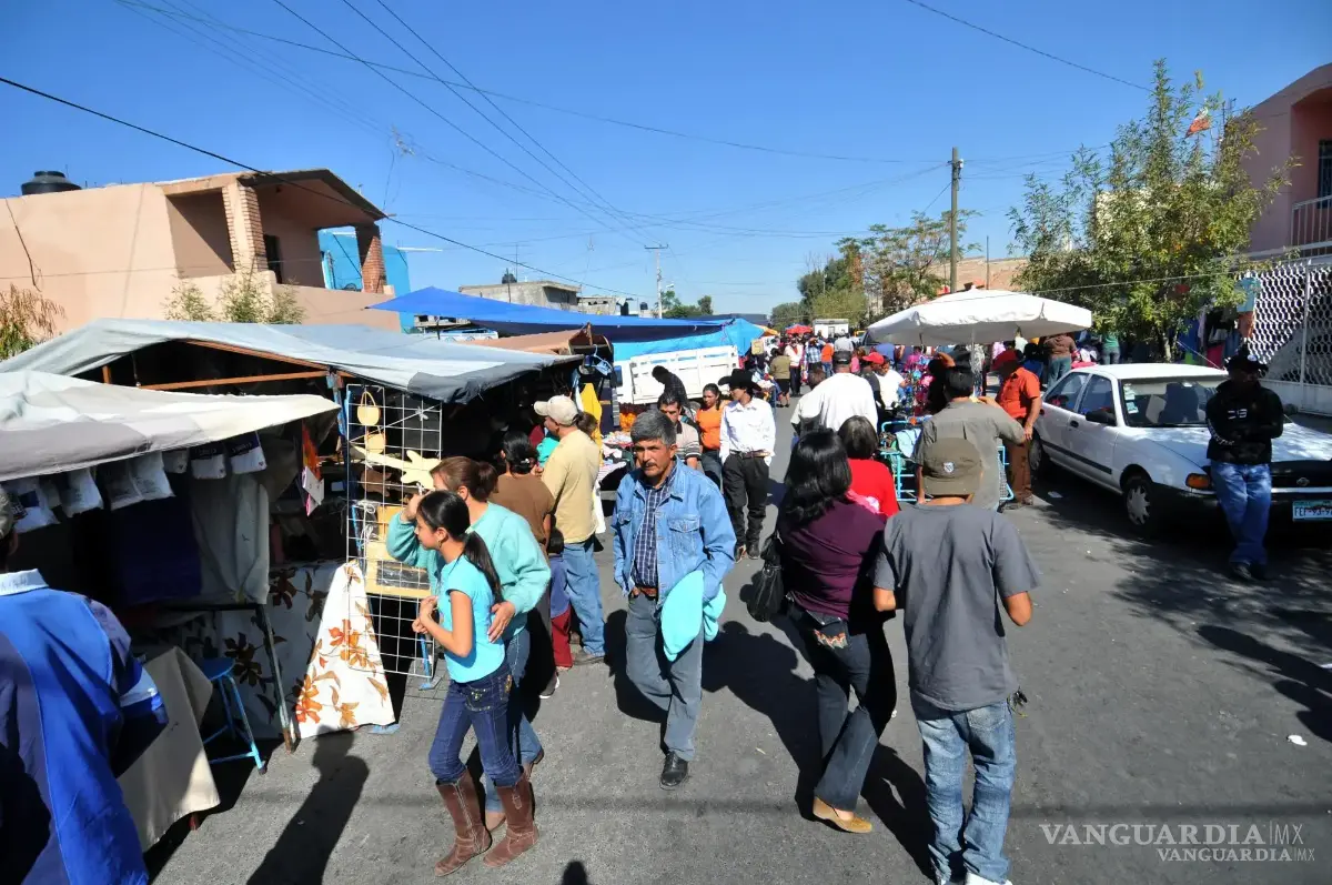 $!En Saltillo existen más de 80 mercados sobre ruedas; la mayoría de los puestos son atendidos por mujeres jefas de familia.