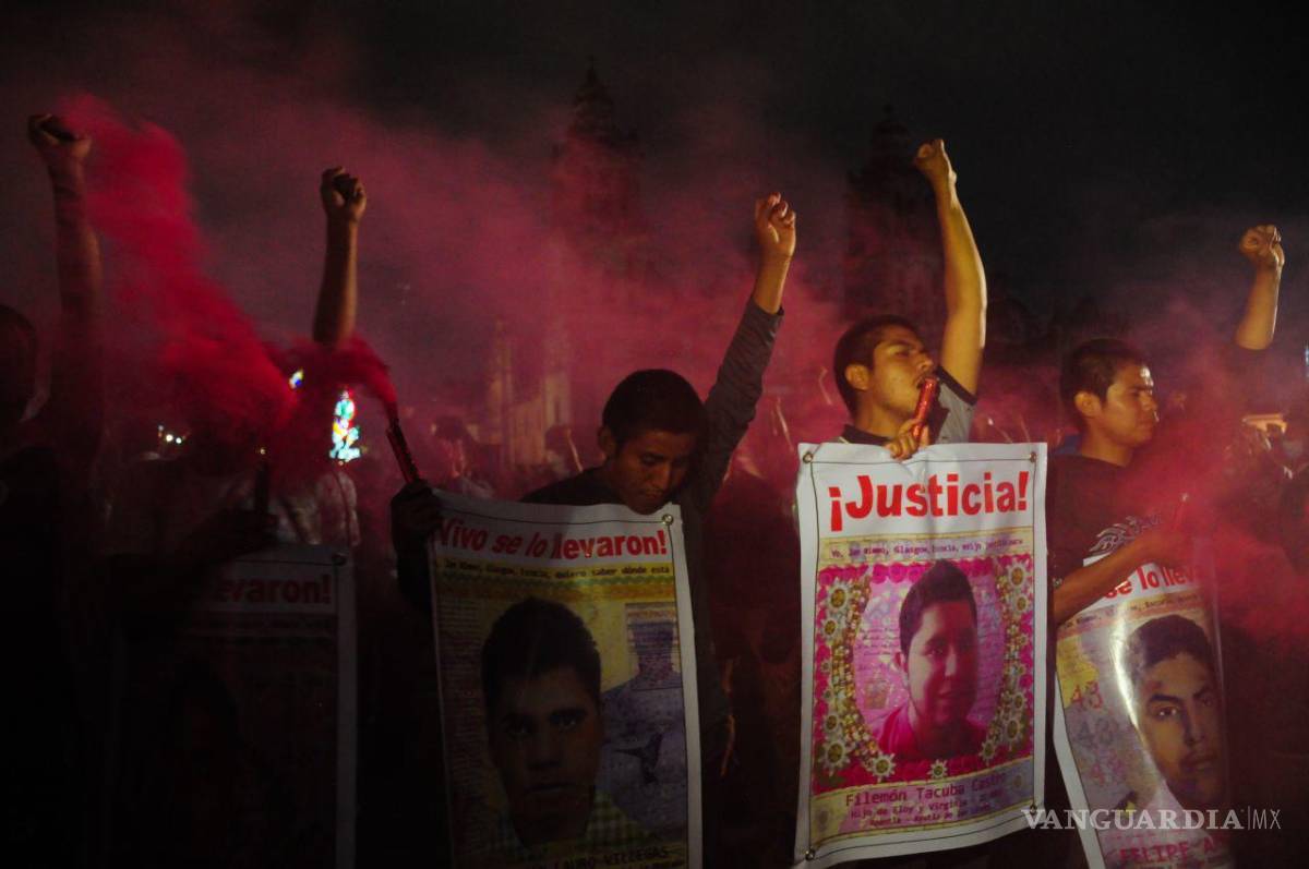 $!Padres de los 43 normalistas desaparecidos de Ayotzinapa, acompañados por estudiantes de distintas escuelas normales, marcharon por el séptimo aniversario de la desaparición de los estudiantes.