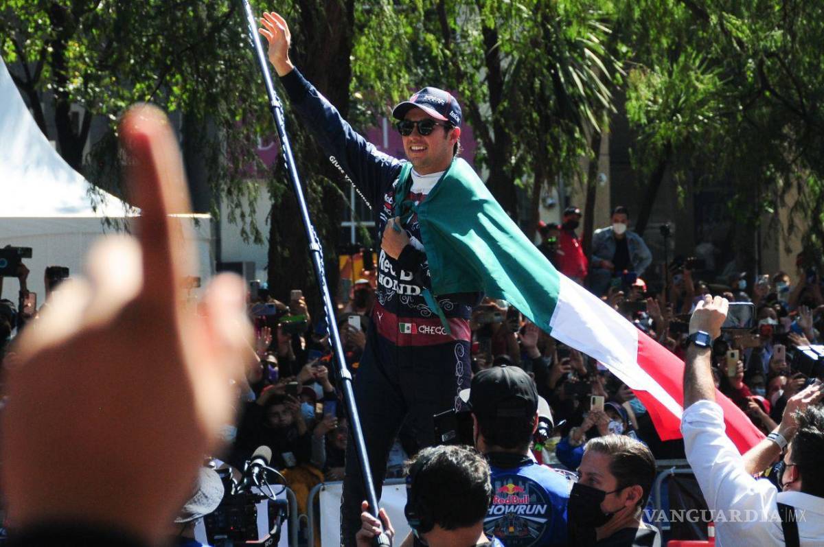 $!Sergio Checo Pérez, piloto mexicano de la Fórmula 1 participó en el Show Run organizado por Red Bull, donde ofreció a los aficionados al automovilismo deportivo tres vueltas sobre Paseo de la Reforma abordo de su monoplaza RV7. Cuartoscuro/Daniel Augusto