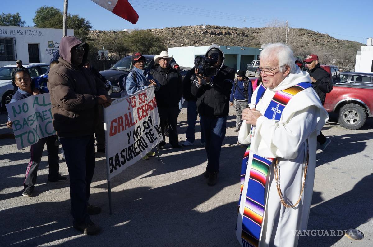 $!Caravana por la vida, de habitantes de ejidos de General Cepeda que marcharon por la carretera libre Saltillo-Torreón, para evitar la instalacion del CIMARI en el ejido Noria de la Sabina