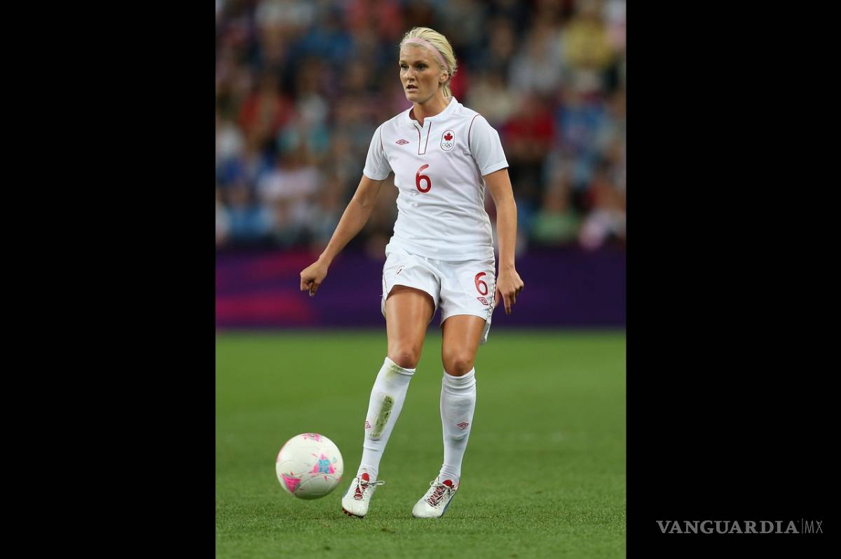 $!La futbolista más guapa de Canadá no irá a los Juegos Olímpicos porque estaría calentando banca