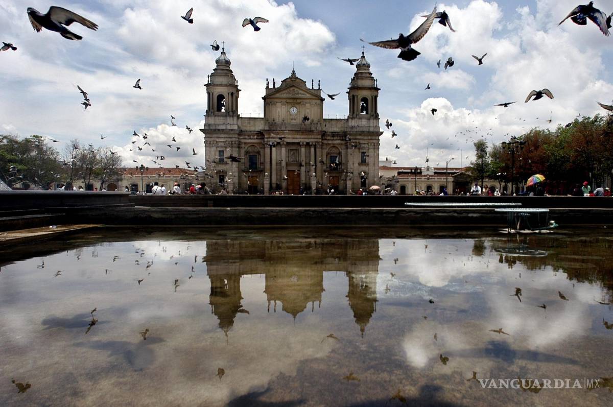 $!La catedral metropolitana de Guatemala se refleja en el agua junto a cientos de palomas. EFE/Ulises Rodríguez