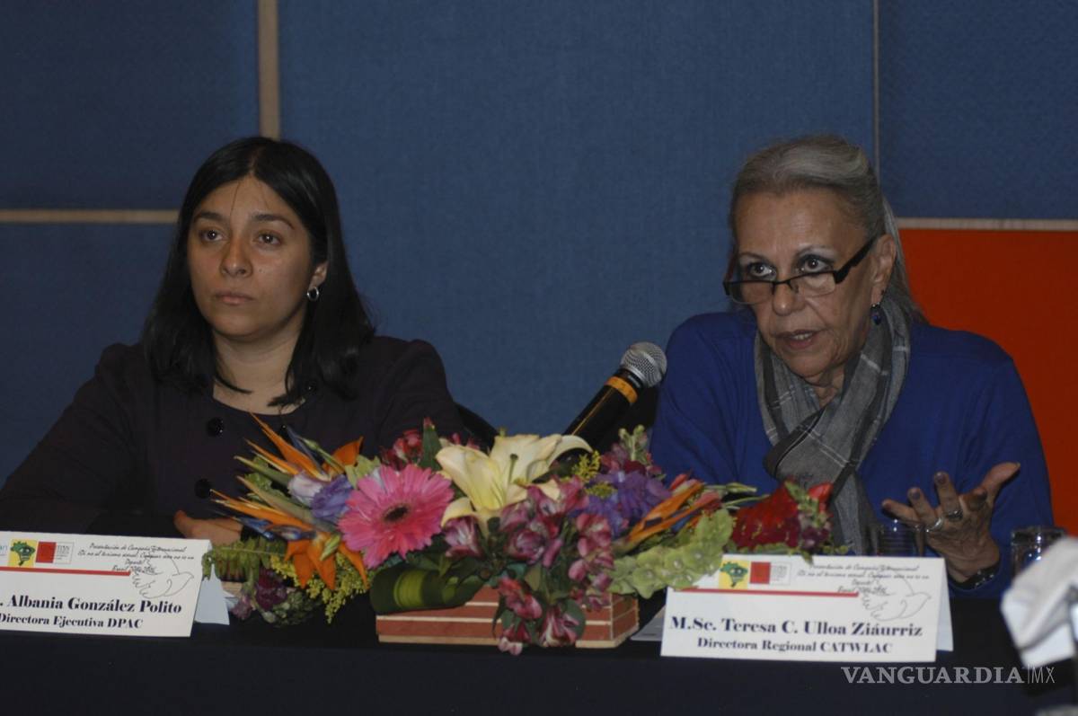 $!07/03/2014.- Albania Gónzalez Polito, directora ejecutiva DPAC y Teresa Ulloa Ziáurriz, directora regional de la Catwlac, presentar la campaña Di no al turismo sexual.