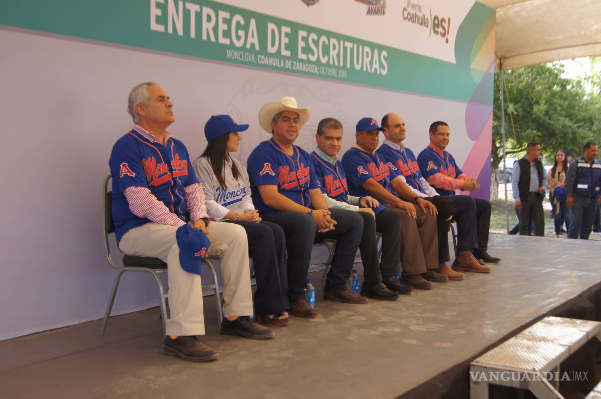 $!Gobernador entrega escrituras a 155 familias de Monclova