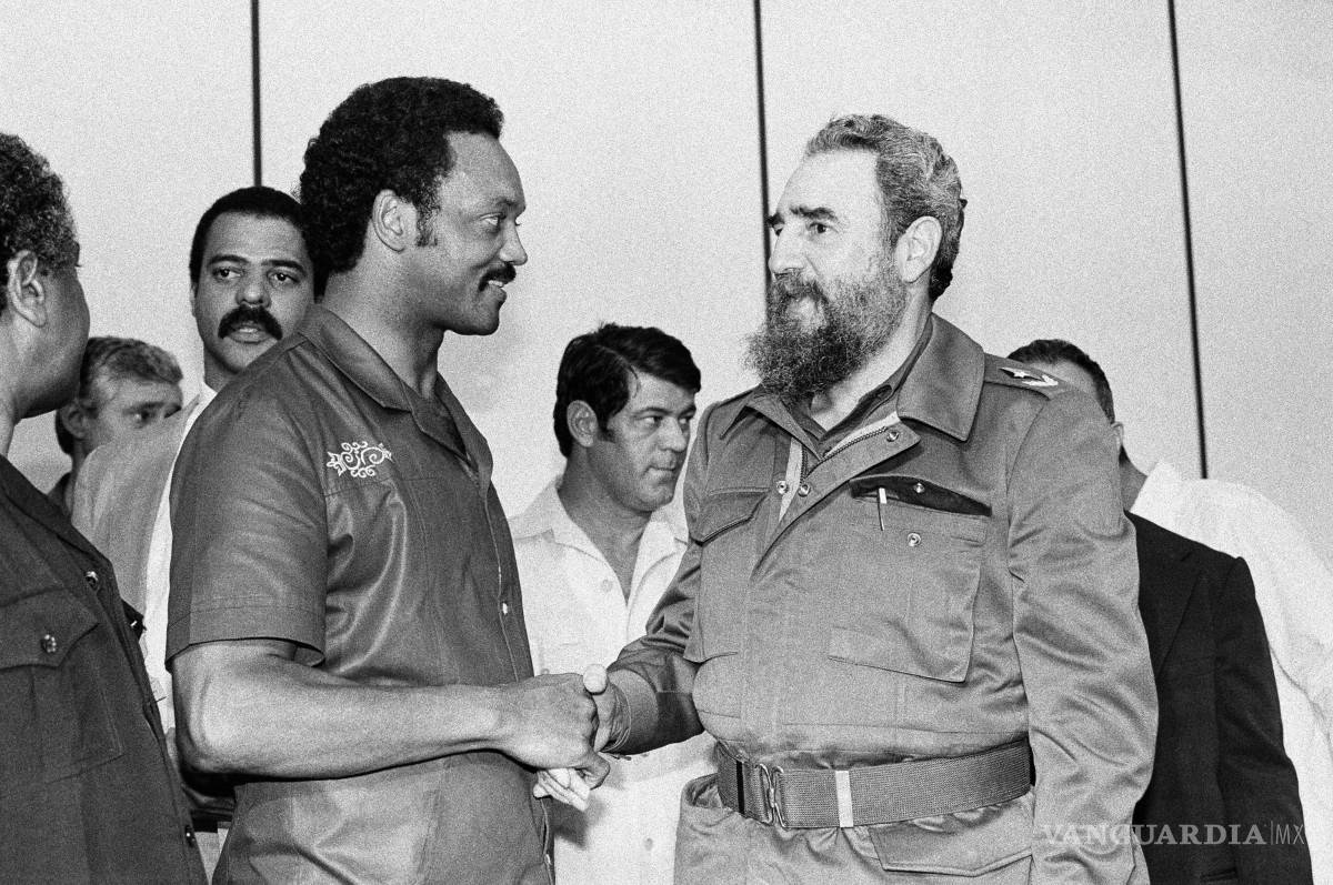 $!El candidato presidencial demócrata, el reverendo Jesse Jackson, y el presidente cubano Fidel Castro se estrechan la mano en La Habana, el 7 de junio de 1984.