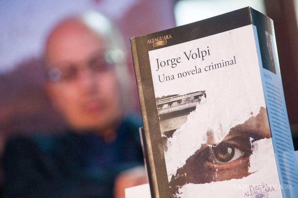 $!El escritor Jorge Volpi presentó el libro que lo hizo acreedor al premio Alfaguara de novela “Una novela criminal”.