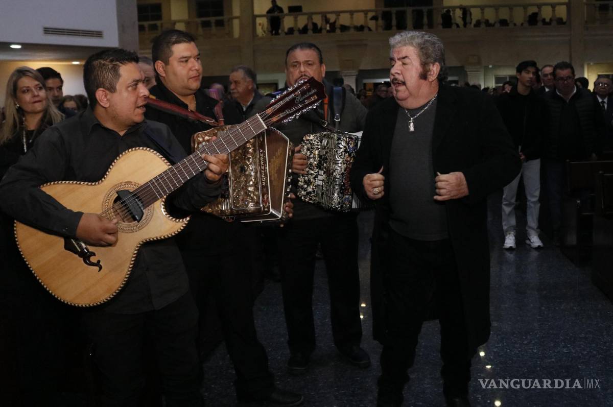 $!Dan familiares y amigos último adiós a Armando Guadiana