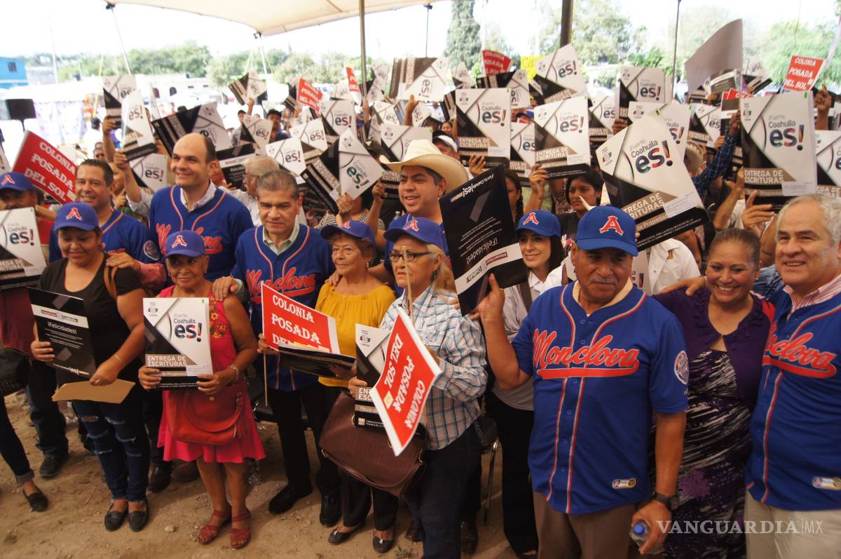 $!Gobernador entrega escrituras a 155 familias de Monclova