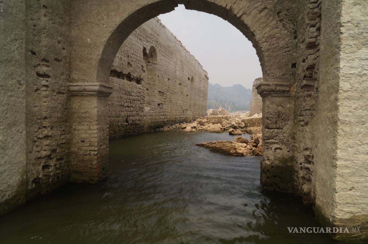 $!Apicpac, un antiguo convento colonial emerge de las aguas debido a la sequía en Chiapas