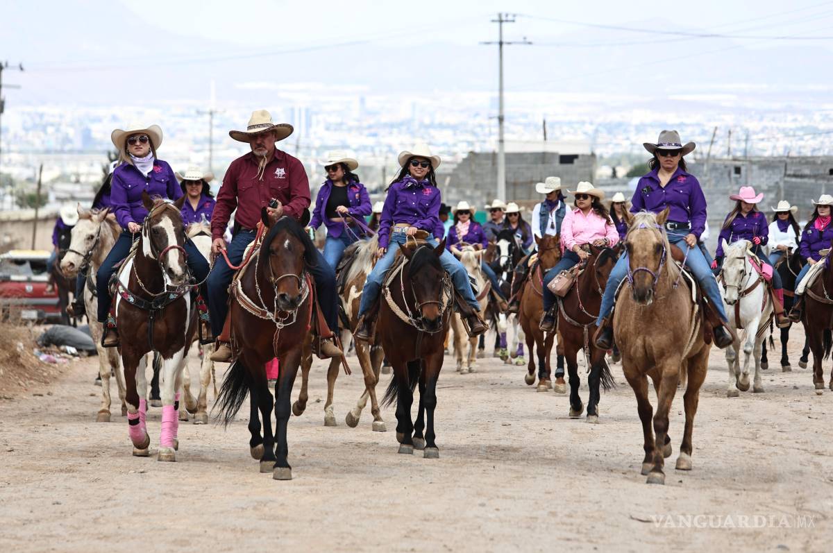 $!La segunda cabalgata de la mujer, organizada por la Cuadra Los Meza, es un evento conmemorativo que destaca la fuerza de las mujeres del campo.