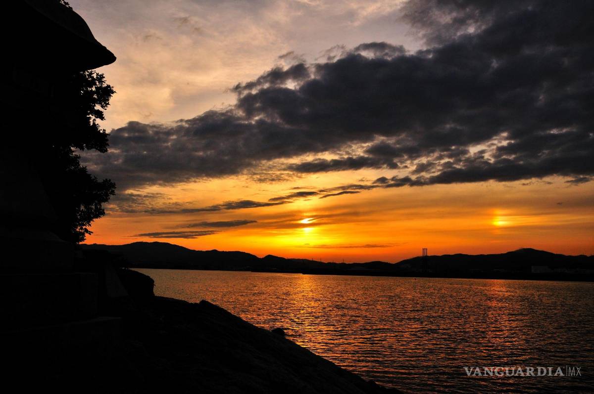 $!Un hipotético doble atardecer. EFE/N-K en Pixabay