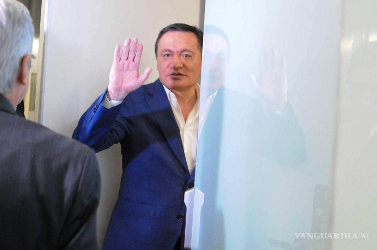 $!Miguel Ángel Osorio Chong realizó una conferencia de prensa en la que anunció que deja el cargo de coordinador del grupo parlamentario del PRI.