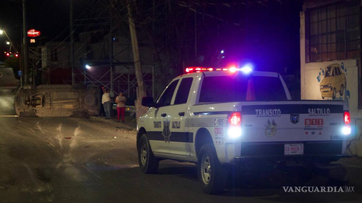 Bajo los influjos del alcohol, termina volcado en Saltillo