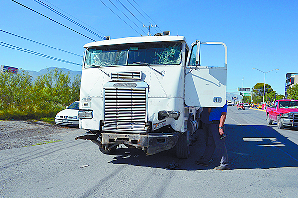 Camión se queda sin frenos y choca contra 4 autos en Saltillo