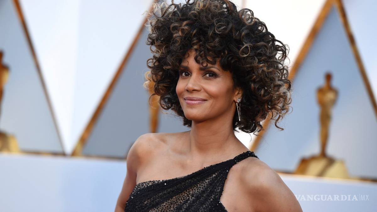Halle Berry nada desnuda después de los Oscar