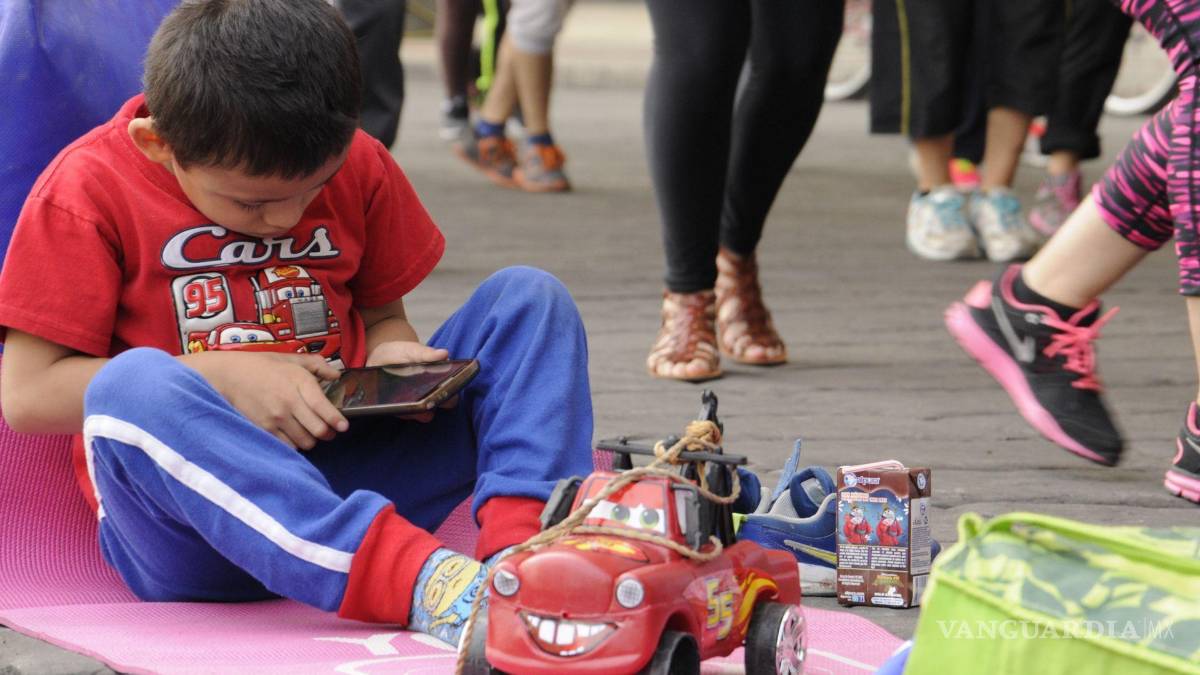 Adiós al celular en primaria y secundaria: proponen que maestros retengan dispositivos en horario escolar