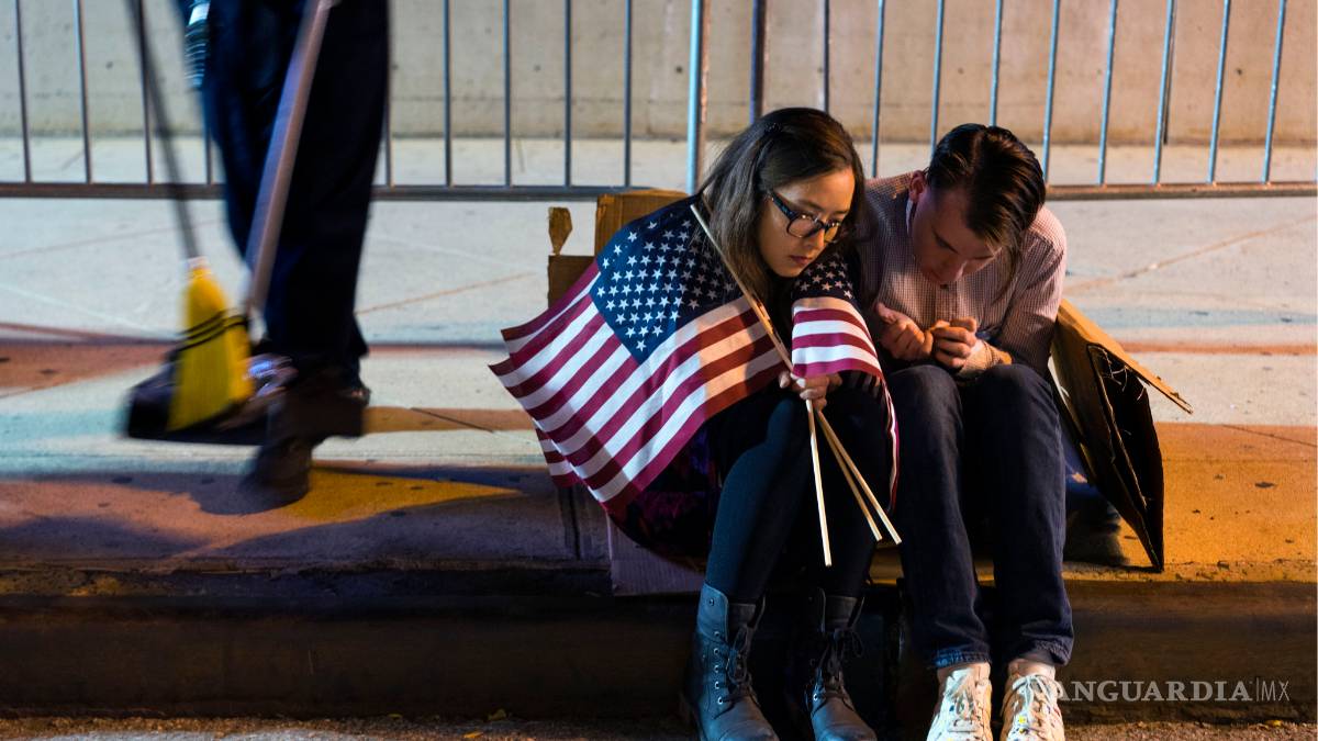 Seguidores de Hillary Clinton abandonan cabizbajos centro de eventos