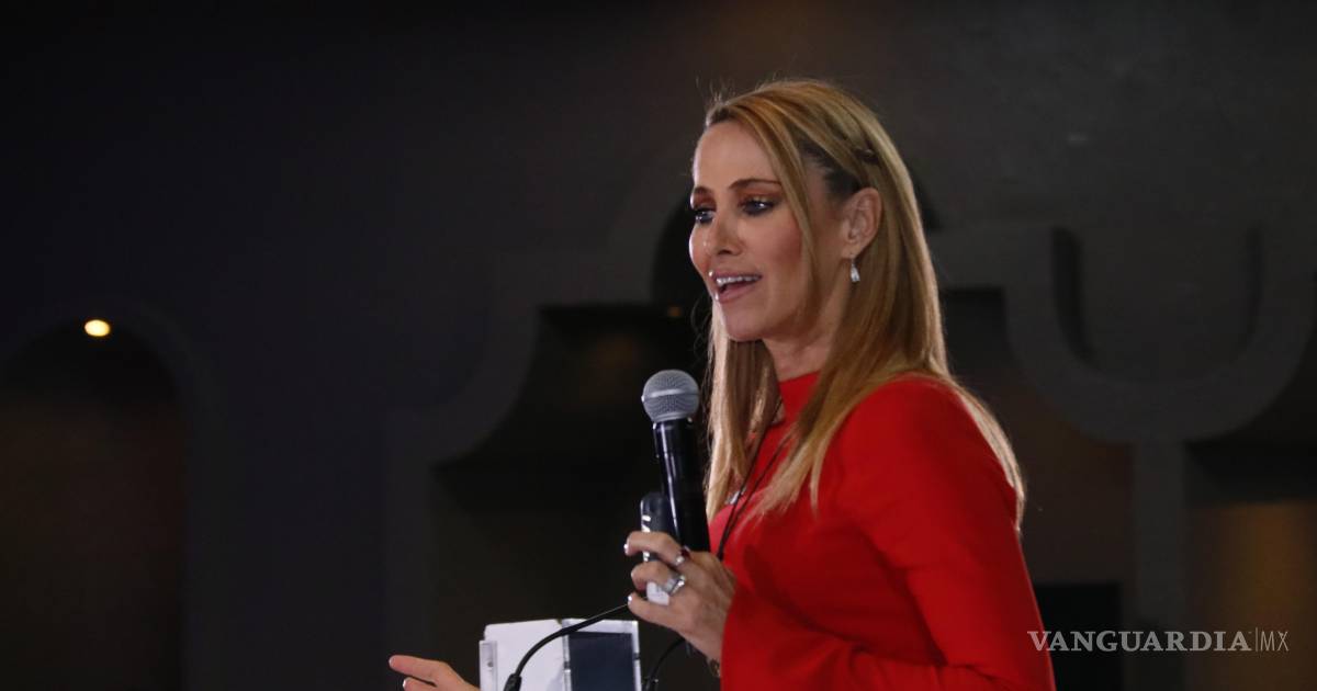 Inés Sainz comparte en Saltillo su historia de lucha y éxito en el periodismo deportivo