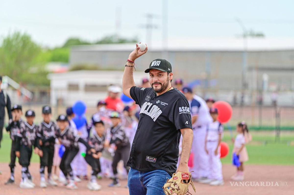 $!El alcalde Carlos Villarreal inaugura el torneo nacional Williamsport, acompañado de autoridades deportivas locales y representantes del circuito.