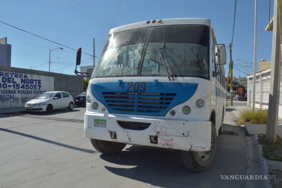 $!Por ir a exceso de velocidad, chofer de ruta urbana causa accidente en Saltillo
