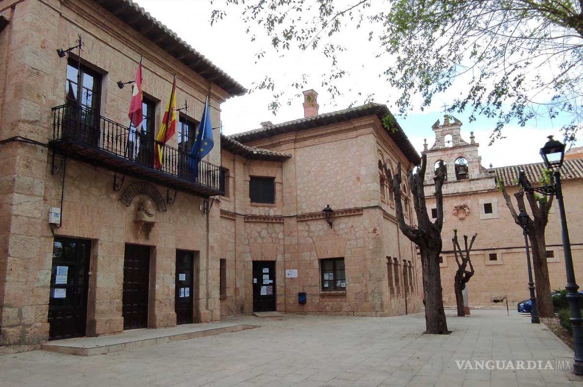 $!El ayuntamiento de El Toboso, con el convento de las Trinitarias, de estilo herreriano, al fondo. EFE/Amalia González Manjavacas