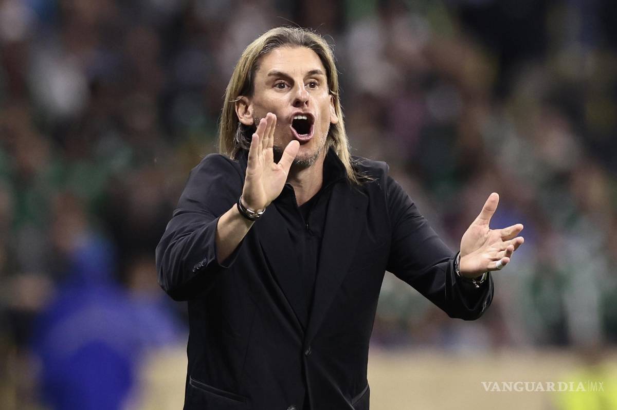 $!GR3154. CIUDAD DE MÉXICO (MÉXICO), 30/06/2026.- El seleccionador de Ecuador Sebastian Beccacece dirige este martes, en el partido de los dieciseisavos de final del Mundial de la FIFA 2026 entre México y Ecuador, en el estadio Azteca en Ciudad de México (México). EFE/ José Méndez
