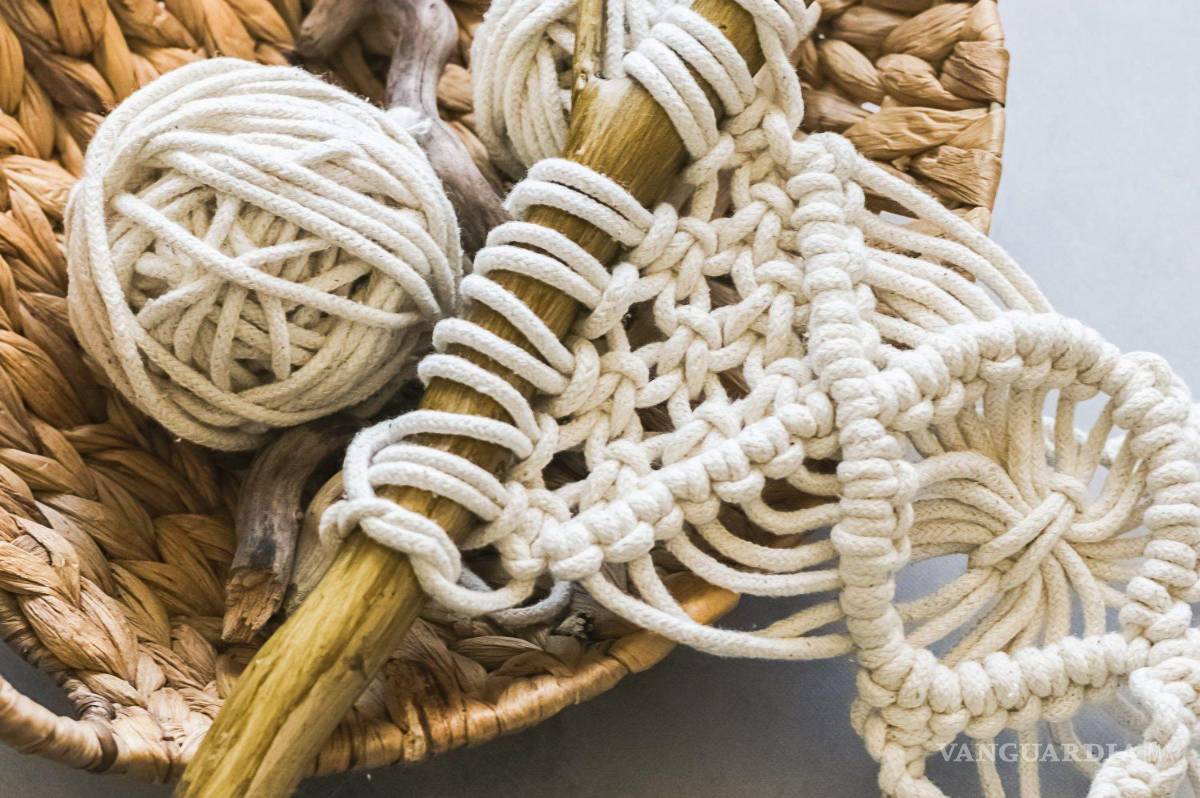 $!El macramé es una técnica artesanal que consiste en hacer nudos decorativos solo usando tus manos, existe una gran variedad de nudos y puedes utilizar algodón, yute, lino, seda u otras fibras naturales.