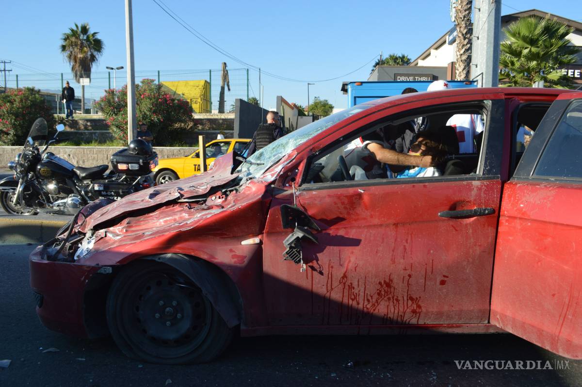 $!Conductora queda prensada tras ocasionar carambola en Saltillo