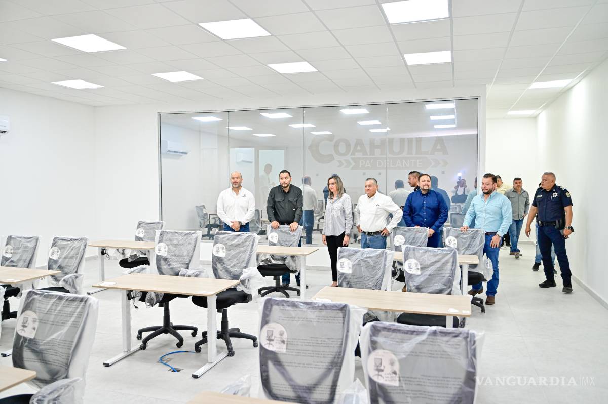 $!El alcalde Carlos Villarreal recorrió las instalaciones del nuevo Centro de Control y Comando, acompañado por autoridades municipales y estatales.