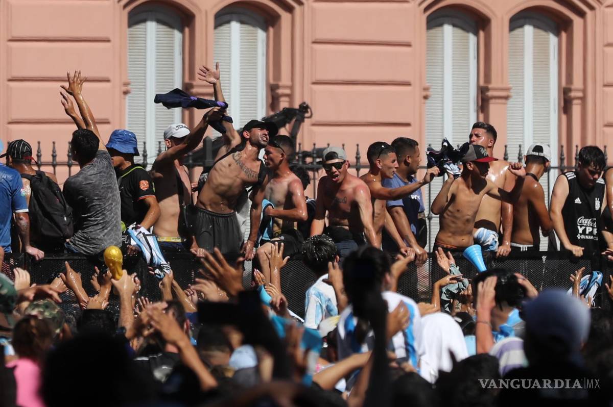 $!Hinchas de Argentina celebran la victoria de la selección argentina en el Mundial de Qatar 202, afuera de la Casa Rosada en Buenos Aires, Argentina.
