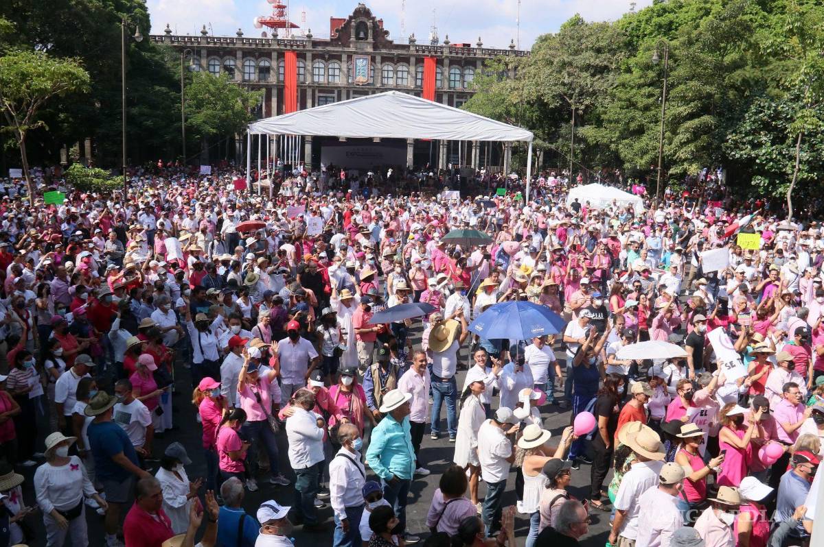 $!Miles de ciudadanos marcharon esta mañana desde el sitio conocido como El Calvario hasta la Plaza de Armas en Cuernavaca en defensa del INE.